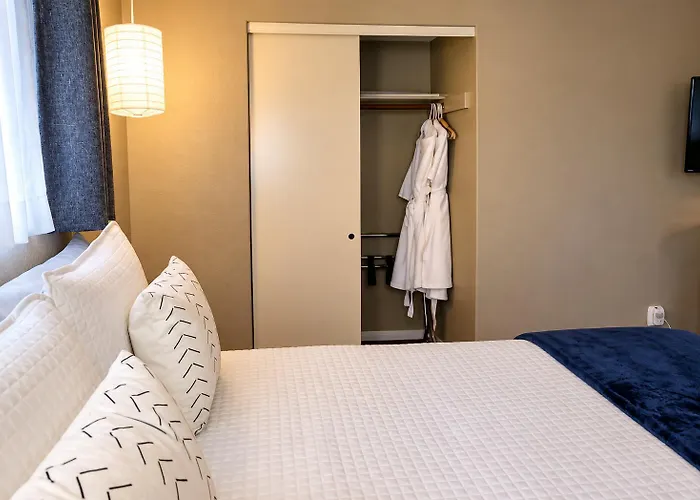 Hotel Baby Quail